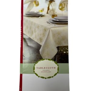 Holiday linen tableware